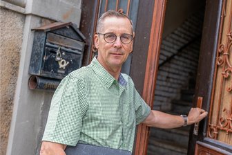 Digitalisierung schafft neue Hürden für Obdachlose in Auerbach - Kersten Wober vor dem Gebäudekomplex an der Seminarstraße 3: Seit 1996 ist dort das ambulant betreute Wohnen unter Regie des DRK untergebracht, seit 2012 auch das Obdachlosenheim. Ziel ist, Betroffene zunächst von der Straße zu holen und sie über das auf zwei Jahre befristete betreute Wohnkonzept wieder in die Gesellschaft zu integrieren. Wober leitet die soziale Einrichtung, seit sie existiert.