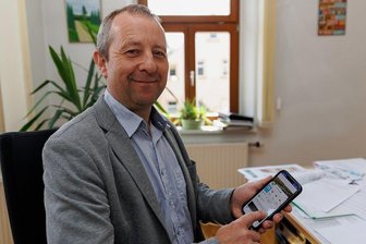 Digitalisierung: Wenn die Stadt-Umfrage zum Bau eines Supermarkts via App kommt - Sehmatal mit Bürgermeister Sebastian Nestler hat die App Munipolis für ihre Einwohner 2021 eingeführt. Auch zwei Nachbarorte nutzen sie, darunter Oberwiesenthal. Dort wurde kürzlich eine Umfrage zum möglichen Bau eines neuen Netto-Marktes über die App gestartet. 