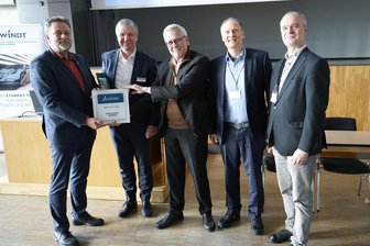 Digitalisierungsschub für Zwickau: WHZ wird 3Dexperience Education Center of Excellence - Vertreter der Firma Dassault Systèmes überreichten die Auszeichnung an Prorektor Forschung, Prof. Jan Schubert (l.), und Prof. Lutz Weißbach (r.), der die Ausbildung mit dieser 3D-Konstruktionssoftware an der WHZ verantwortet.