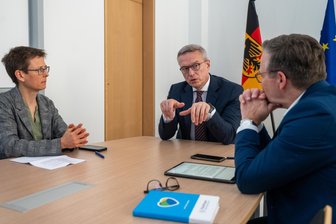 Digitalminister Wildberger: Nur wer die Hardware besitzt, hat die Kontrolle - Karsten Wildberger, Bundesminister für Digitalisierung und Staatsmodernisierung (CDU), im Interview mit Chefredakteur Torsten Kleditzsch und Wirtschaftsredakteurin Eva-Maria Hommel.