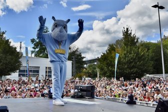 Dikka in Chemnitz: Rappendes Rhinozeros sorgt für kreischende Kinder - Das rappende Rhinozeros Dikka auf dem Envia-M-Gelände vor Tausenden kleinen Fans.