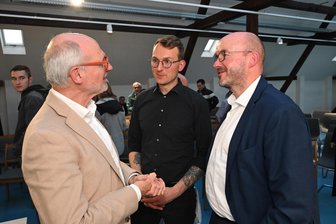 Diktatur, Wirtschaft – und Beten mit Ministerpräsidenten: Landesbischof diskutiert in Hoheneck im Erzgebirge - Viel Gesprächsstoff in Hoheneck: Zeitzeuge Reinhard Locke (v. l.), Joseph Walthelm von der Gedenkstätte und Landesbischof Tobias Bilz im Austausch.