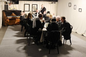 „Dinner for (n)one“ in Zwickau: Neu inszenierter Silvesterklassiker mit überraschenden Wendungen - Aus dieser Perspektive haben Sie den berühmten TV-Silvestersketch garantiert noch nie erlebt: Die Zuschauer im Puppentheater Zwickau nehmen an der Dinner-Tafel Platz.