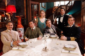 „Dinner for One“: Alicia von Rittberg als neue Miss Sophie im Interview - Nun wird die Geschichte der imaginären Tischrunde bei „Dinner for One“ erzählt: Mister Pommeroy (Moritz Bleibtreu, von links), Mr. Winterbottom (Frederick Lau), Sir Toby (Jacob Matschenz) und Admiral von Schneider (Christoph Schechinger) - dahinter die junge Miss Sophie (Alicia von Rittberg) und Butler James (Kostja Ullmann) in der neuen Miniserie „Miss Sophie – Same Procedure as Every Year“.