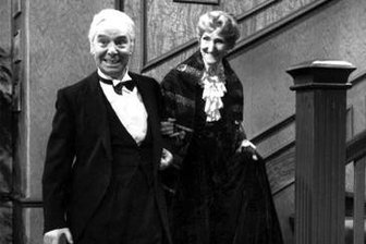 "Dinner for One": Zeitlose Zoten - Auch privat ein Paar? Freddie Frinton und May Warden auf dem Weg ins Schlafzimmer.