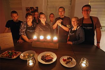 Dinner in völliger Dunkelheit: Darum knipsten diese Vogtländer beim Abendessen das Licht aus - Gastgeberin Stephanie Ludwig (vierte von links) zauberte ihren Gästen ein Vier-Gänge-Menü. Serviert und gegessen wurde in völliger Dunkelheit.