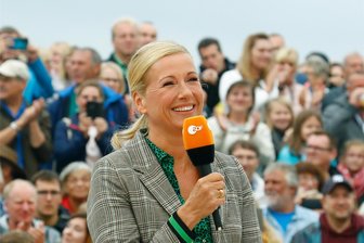 Dinner mit „Feinden Israels“? Andrea Kiewel attackiert Annalena Baerbock nach Abendessen mit Aktivisten - So kennen und lieben die Zuschauer Andrea Kiewel: Als gut aufgelegte Moderatorin des „Fernsehgartens“ im ZDF.