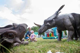 Dinosaurier in lebensechten Größen tummeln sich an der Plauener Festhalle - Viktoria und Papa Ricardo Zeitz sind fasziniert von den Urtieren vor den Plauener Festhalle.