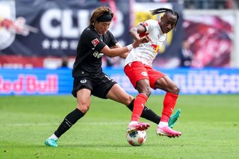 Diomande im Fokus: Das macht RB mit dem Königsklassen-Geld - Yan Diomande (r.) soll einen neuen Vertrag mit mehr Gehalt erhalten.
