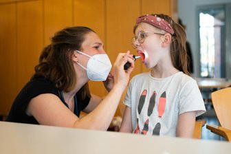 Diphtherie-Fälle in Chemnitz: Wie geht es den betroffenen Kindern? - Laut RKI beginnt die Krankheit meist mit Halsschmerzen, Temperaturen bis zu 39 °C und Schluckbeschwerden.