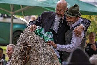 Direkt nach Einweihung: Neuer Anton-Günther-Park im Erzgebirge wird Opfer von Vandalismus - Sascha Hösel (l.) und Rico Weisbach bei dem Fest zur Einweihung des Gedenksteins im neuen Anton-Günther-Park.