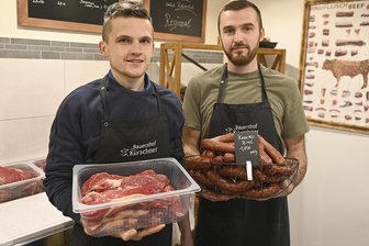 Direkt vom Biohof im Vogtland: Hier gibt es jetzt wieder frische Fleisch- und Wurstwaren - Martin (links) und Florian Kürschner haben den Hofladen von ihren Eltern Enrico und Mandy Kürschner übernommen.