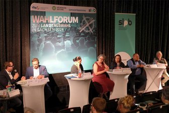 Direktkandidaten zur Landtagswahl debattieren in Schwarzenberg: Eine Hatz durch die Problemvielfalt - Zum Wahlforum am Montagabend im Ring-Kino Schwarzenberg standen die Kandidaten des Wahlkreises 14 Rede und Antwort (v. l.): Tom Unger (CDU), Thomas Thumm (AfD), Andrea Schrutek (Linke), Dunja Schulze (Grüne), Simone Lang (SPD), Martin Kandt (FDP) sowie Wolfram Christ, der den erkrankten BSW-Kandidaten  Lars Stöckner vertrat.