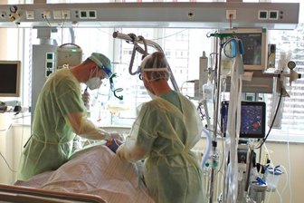 Direktor des Zwickauer Klinikums: "Die Infektionsstation füllt sich rasch" - Ein Arzt (links) und eine Pflegerin betreuen einen Patienten auf der Intensivstation im Heinrich-Braun-Klinikum. Dort wurden am Mittwoch 24 Covid-Infizierte behandelt.