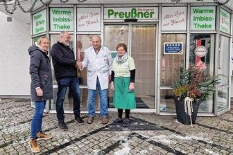 Direktvermarkter aus dem Vogtland retten Metzgerei in Oberfranken - Die Agrargenossenschaft Theuma-Neuensalz übernimmt ab dem 1. März das Ladengeschäft der Metzgerei Preußner in Hof. Das Foto zeigt Daniela Langfeld und Udo Weymann von der Agrargenossenschaft und das Ehepaar Preußner (rechts) vor dem Hofer Ladengeschäft.