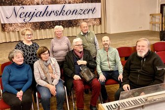 Dirigent im Erzgebirge zieht die Reißleine: Silberbachchor gibt sein letztes Neujahrskonzert - Einige Mitglieder des Silberbachchors Bad Schlema trafen sich am Donnerstag im kleinen Saal vom Kulturhaus Aktivist, um mit Dirigent Reinhardt Naumann (r.) Details abzusprechen und das Neujahrskonzert am Sonnabend vorzubereiten.