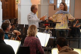 Dirigenten trainieren in Auerbach Haltung, Tempo und Dynamik - Philharmonie-Geschäftsführer Stefan Fraas gibt der Teilnehmerin Eva-Maria Weinreich aus Weimar Hinweise zur Körperhaltung.