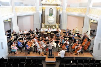 Dirigierseminar: Vogtlandmusiker formen in Auerbach aus Schülern Meister – deren Voraussetzungen sind unterschiedlich - Zum ersten Mal vor dem ganzen Orchester: Orchesterprobe für die Teilnehmer am Dirigierseminar in der Musikrichtung Kirchenmusik.