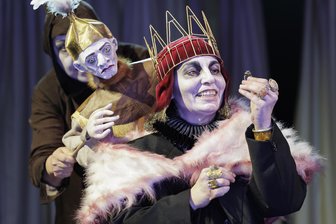 Dirk Löschners „Richard III“ des Theaters Plauen-Zwickau beim sächsischen Theatertreffen - Charlotte Ronas und Claudia Lüftenegger in einer Szene von „Richard III“.