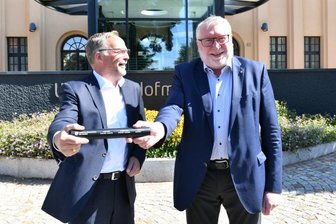 Dirk Neubauer: Der derzeit einzige parteilose Landrat Sachsens übernimmt Amtsgeschäfte - Der neue Landrat Dirk Neubauer (links) und seinem Vorgänger Matthias Damm (rechts im Bild).
