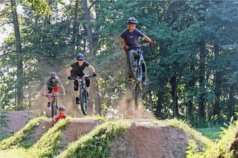 Dirtpark Bernsdorf: Viel Erde, aber noch keine Baugenehmigung - Auf einer Pumptrack können die Dirtbiker bereits ihr Können zeigen. Der Weg bis zum fertigen Dirtpark ist aber noch weit.