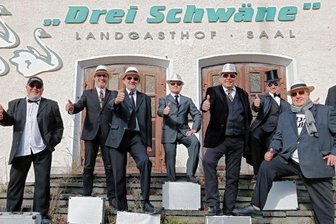 Disco-Pioniere verabschieden sich vom Publikum - Heiko Groß, Gerd Schremmer, Roland Bromnitz, Matthias Oertel, Friedbert Sammler, Jürgen Höfer, Albrecht Lenk und Andreas Reuter (von links) stehen am heutigen Samstag zur DJ-Oldie-Nacht in der Plauener Festhalle letztmalig gemeinsam auf der Bühne. Unlängst trafen sich die Herren noch einmal vor dem Neundorfer Landgasthof "Drei Schwäne". Dort begann 1996 eine erfolgreiche Ära, die nun zu Ende geht.