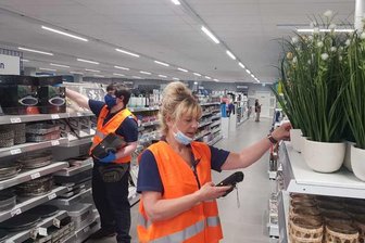 Discounter Action eröffnet an Plauener Güterstraße - Kai Albrecht und Filialleiterin Anett Fiedler im neuen Action-Markt in Plauen. Am Donnerstag hat er eröffnet.