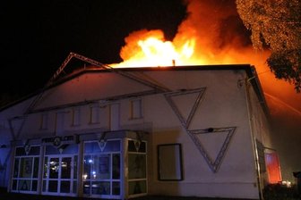 Diskothek "Absolom" geht in Flammen auf - Diskothek in Flammen: Große Teile des Dachstuhles des "Absolom" sind in der Nacht zum Dienstag abgebrannt. Die Kameraden der Feuerwehr konnten ein komplettes Abbrennen des Hauses verhindern.