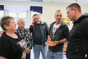 Diskussion im Seniorenbüro Zwickau: Wie kommt man ohne Handy und Internetzugang ans 49-Euro-Ticket? - Michael Thriemer (r.) vom Sozialverband VdK diskutiert nach der Info-Veranstaltung im Seniorenbüro Zwickau weiter.