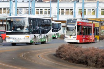Diskussion im Vogtland um Zukunft der „Bimm“: Was ist die Plauener Straßenbahn wert, Herr Wittek-Brix? - Fahren Bus und Bahn in Plauen noch zu oft parallel und nehmen sich so gegenseitig Fahrgäste weg?