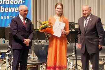 Diskussion in Klingenthal: Was die Akkordeonszene jetzt braucht - Ronja Mirandolina Ramisch erhielt vom Verein Pro Locco - rechts Vorsitzender Aldo Belmonti (rechts), links Dolmetscher Franco Gerboni - eine Einladung zu einem Konzert in Castelfidardo (Italien).