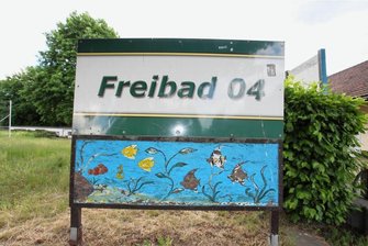 Diskussion um 04-Bad in Zwickau: Sonderausschuss empfiehlt Sanierung und Verkleinerung - Seit 2020 geschlossen: Könnte das Pölbitzer 04-Bad verkleinert wieder eröffnet werden. 