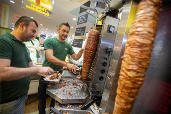Diskussion um Döner-Verbot: So reagieren die Betreiber in Plauen - Für Chef Ibrahim Kadar und seinen Kollegen Ali Mohamad von Cino’s in den Kolonnaden ist klar: Döner bleibt.