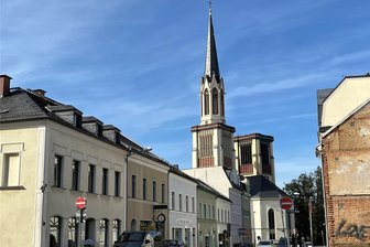 Diskussion um Kirchturmabriss im Vogtland: Verliert Oelsnitz sein Wahrzeichen? - So würde der Nordturm der Jakobikirche in Oelsnitz aussehen, wenn er bis auf die Höhe der Turmumgänge abgetragen wird. Der Sanierungsbedarf am Turm wird auf 500.000 bis 750.000 Euro geschätzt.