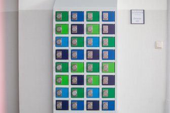 Diskussion um Smartphone-Nutzung: In dieser Plauener Schule gibt es jetzt einen Safe für Handys - An der Dittes-Oberschule gibt es jetzt einen Handysafe, den Schüler mieten können.