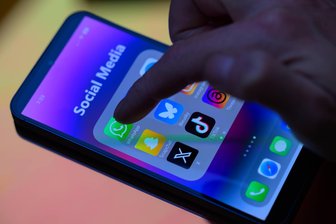 Diskussion um soziale Medien: Lehrerverbandspräsident lehnt Altersbeschränkung ab - Auch der Umgang mit sozialen Medien wie Whatsapp oder Tiktok müsse erlernt werden, meint der Lehrerverband.
