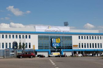 Diskussion um Stadionnamen - Am Montag enthüllten Mitarbeiter einer Schilderbau-Firma auf dem Dach des CFC-Hauptgebäudes die Plane mit dem zunächst noch provisorischen Schriftzug.