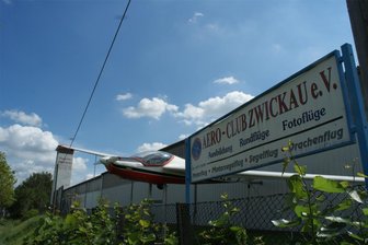 Diskussion um Windräder: Gefährden sie den Flugbetrieb am Zwickauer Flugplatz? - Der Flugplatz wird vom Aero-Club Zwickau betrieben. Kann man auf der großen Wiese noch starten und landen, wenn Windräder in der Nähe gebaut werden?