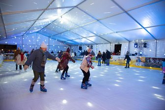 Diskussion vor dem Saisonstart: Sollte die Plauener Eisbahn in den Stadtpark umziehen? - Eislaufen auf dem Plauener Topfmarkt. Ist der Platz für die ganze Saison die beste Lösung?