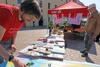 Diskussionen über Arbeit, Inflation und Welthandel - Christian Mädler von "Fair Trade Town" machte auf Ungerechtigkeiten im globalen Handel aufmerksam.