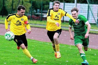 Diskussionen um Handelfmeter - Das Derby war hart umkämpft: Hier versucht Merkurs Manolo Pieschel (rechts), an den Auerbachern Markus Möckel (links) und Marc Wöllner vorbeizukommen.