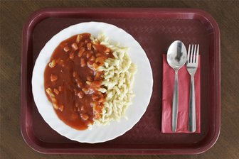 Diskussionsveranstaltung in Zwickau: Soll Mittagessen in Schulen und Kitas kostenlos sein? - Nudeln mit Tomatensoße – ein Klassiker in den Schulkantinen.
