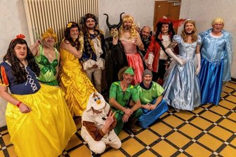 Disney-Traum beim Erzgebirgsfasching : Wenn Männer ins Prinzessinnenkostüm steigen - Sechs Männerballette, hier die Gastgeber, zeigten ihr Können beim Sandhusnfestival in Geyer. Die Herren aus der Bingestadt hatten eine Choreografie einstudiert, bei der sie sich von Disneyfilmen inspirieren ließen. 