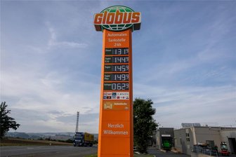 Display an Weischlitzer Globus-Tankstelle defekt: Kraftstoffpreise wie vor dem Ukraine-Krieg - Schön wär‘s: Der Liter Diesel für 1,32 Euro, Super kostet 1,46 Euro. Doch die Preise an der Globus-Tankstelle in Weischlitz sind ungültig, das Display ist defekt.