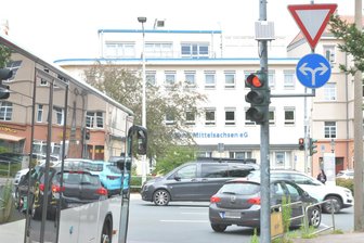 Disput um Verkehrsänderung in Freiberg: Warum ist der grüne Pfeil weg? - An der Ampel Wernerstraße/Schillerstraße in Freiberg wurde der Rechtsabbieger-Pfeil entfernt.