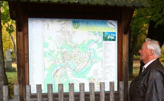 Disput um Werbetafel am Zschopauer Stadtpark entflammt - Bernd Hösel wirft einen Blick auf die alte Tafel am Park.