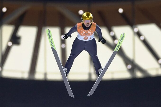 Disqualifikation des deutschen Skisprung-Teams: Anzugchaos in den chinesischen Bergen - Weiter Flug, nur kurzes Glück. Katharina Althaus gelang der erste Sprung, doch kurz danach wurde sie wegen eines nicht regelkonformen Anzuges disqualifiziert. 