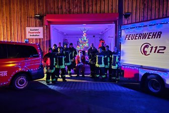 Dittersbach: Warum der Nikolausexpress zu einer Vorpremiere eilt - Die Kameraden der Ortsfeuerwehr in Dittersbach schmücken in diesem Jahr zwei Fahrzeuge für ihren Nikolausexpress.