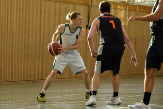 Dittersbacher Basketballer kassieren dritte Niederlage in Folge - Das TSV-Team um Nachwuchsspieler Nino Valentino Demmig (l.) bleibt weiter punktlos. Die nächste Chance gibt es im Mittelsachsenderby gegen den ATSV Freiberg am 26. Oktober.