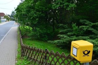 Dittersbacher lenken ein - Einst Spielplatz, nun sprießendes Grün: Die Stadt Frankenberg will dieses Grundstück (rechts) in der Ortsmitte von Dittersbach verkaufen.